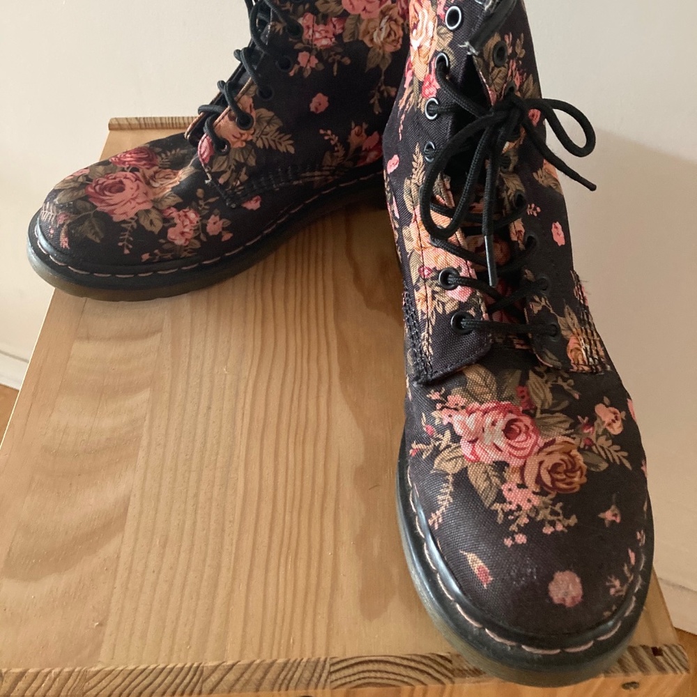 Dr. Marten 8-eyelet Victorian Floral Canvas Boot